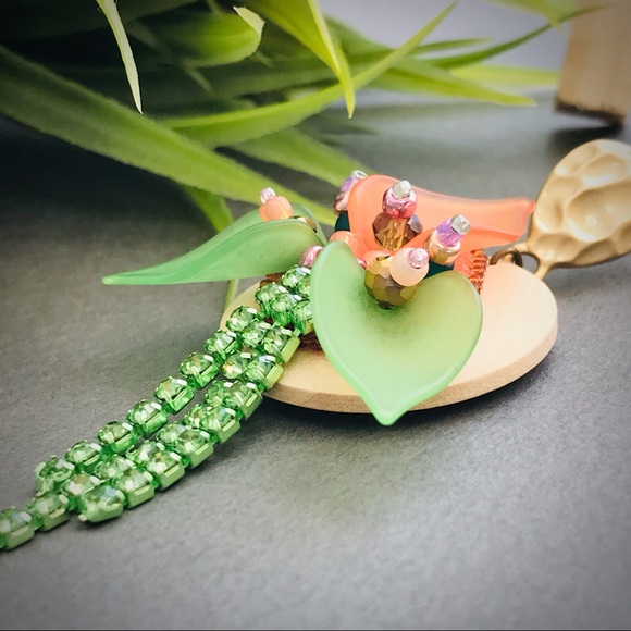 Earrings with a wood floral pendant - Picture 4 of 16